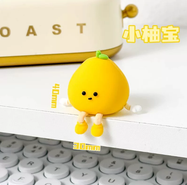 可爱桌面小摆件2025新款高颜值吊脚娃娃女生卧室办公室治愈装饰品
